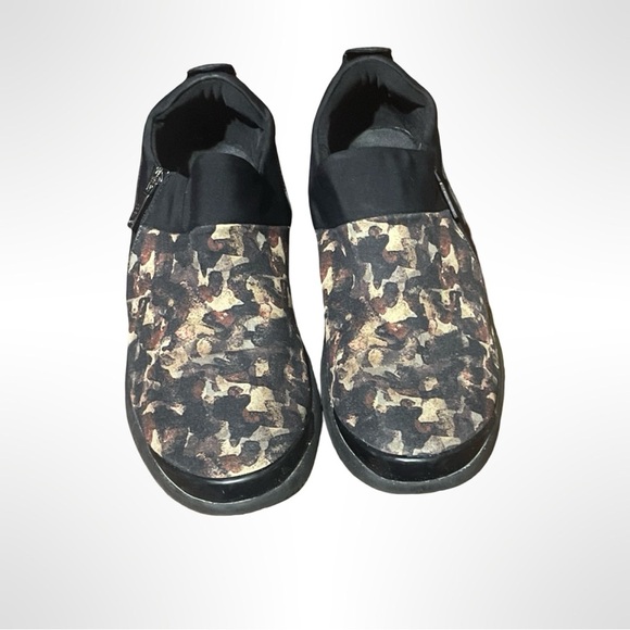 BZees Stylish Camouflage Slip-On Sneakers men’s size 9.5 - Picture 2 of 6